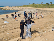 فيديو: حملة لتنظيف شواطئ يافا بعد تلوّثها بكميات من مادة الزفت والقطران